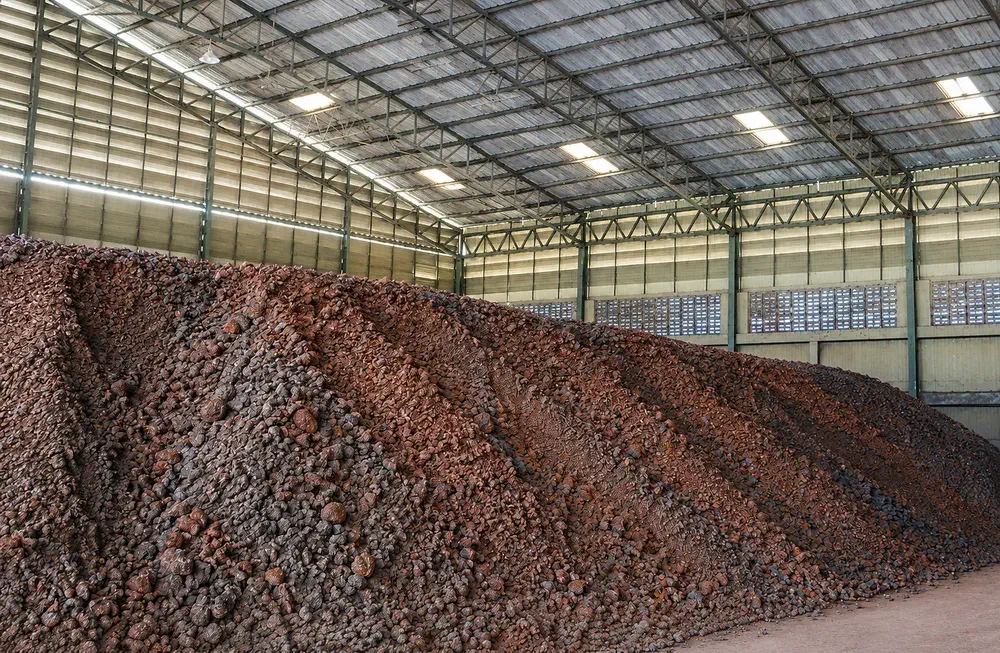 Mineral storage unit in warehouse facility